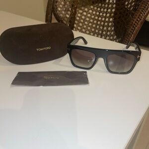 Tom Ford FT 0847 Renee 001 Black/Blue Block Square Sunglasses Eyeglass 52-21-140